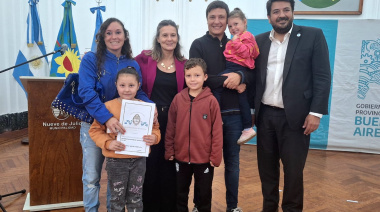 Gentile entregó junto a Mena 512 escrituras a familias del distrito