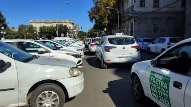 Taxistas se movilizaron en Junín y exigieron reglas claras frente a Uber