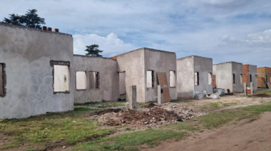Reclaman a provincia respuestas por la paralización de 25 viviendas en Junín