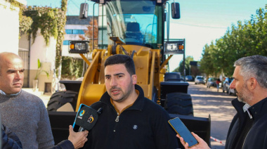 El Municipio presentó una nueva pala frontal para reforzar obras en caminos rurales