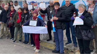 Jubilados se manifestaron frente al PAMI Junín: "estamos ante un genocidio silencioso" 
