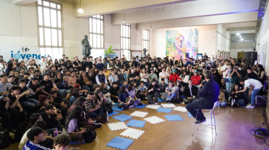 Massa con jóvenes del FR: "lo importante es la arquitectura de la unidad"