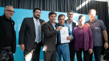 Kicillof llega a Rivadavia con escrituras, netbooks y nuevos convenios
