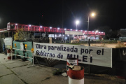 Con pasacalles, le reclaman a Milei en Junín por la obra del paso bajo nivel
