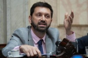 Juliano apuntó al gobierno: “la política cada vez más alejada de la gente”