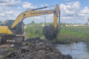 Canales clandestinos y napas saturadas complican la red vial en Lincoln: piden freno a las obras no autorizadas